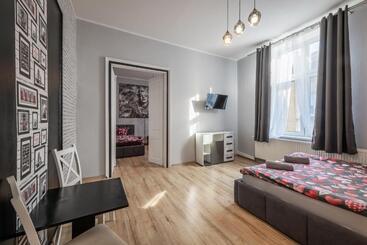 هتل Hostel 70s And Queen Apartments