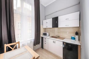 هتل Hostel 70s And Queen Apartments