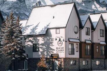 בית מלון כפרי Basecamp Resorts Canmore