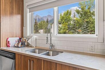 هتل Basecamp Resorts Canmore