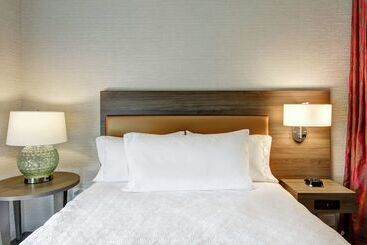 هتل Home2 Suites By Hilton Montreal Dorval