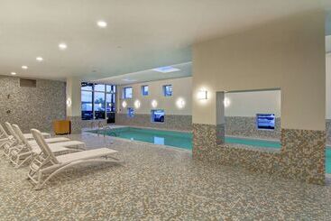 هتل Home2 Suites By Hilton Montreal Dorval