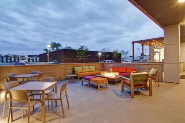 هتل Home2 Suites By Hilton Montreal Dorval