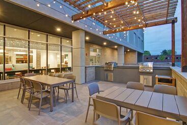 هتل Home2 Suites By Hilton Montreal Dorval