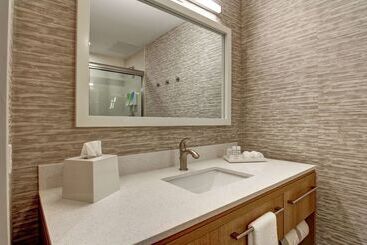 هتل Home2 Suites By Hilton Montreal Dorval