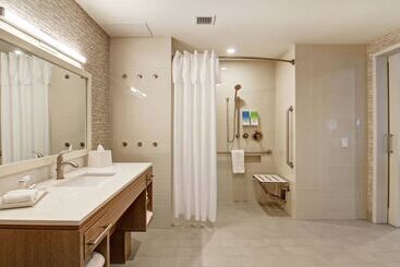 هتل Home2 Suites By Hilton Montreal Dorval