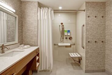 هتل Home2 Suites By Hilton Montreal Dorval