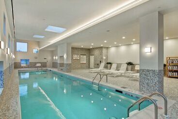 هتل Home2 Suites By Hilton Montreal Dorval