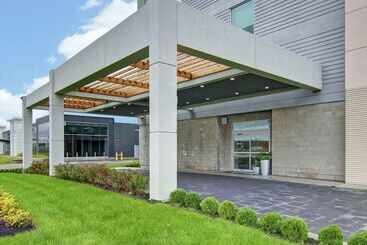 هتل Home2 Suites By Hilton Montreal Dorval
