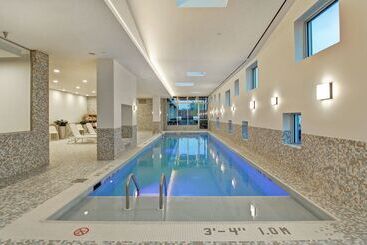 هتل Home2 Suites By Hilton Montreal Dorval