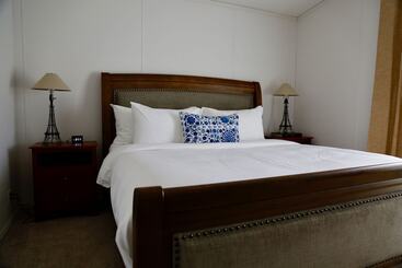 هتل Lou And Francis Guesthouse