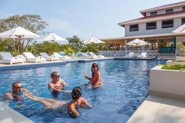 هتل Naia Resort And Spa