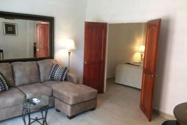 هتل The Beach Club Resort At Caye Caulker