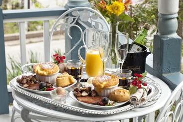 هتل Cliff Cottage Inn