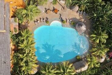 هتل Coco Grove Beach Resort, Siquijor Island