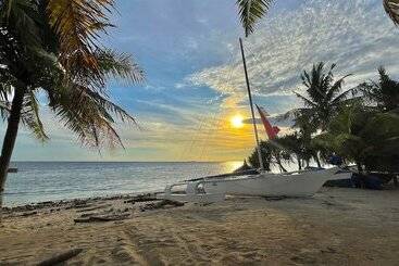 هتل Coco Grove Beach Resort, Siquijor Island