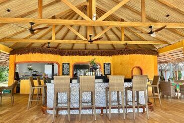 هتل Coco Grove Beach Resort, Siquijor Island