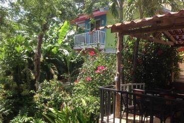 هتل Tamarindo Village