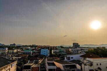 هتل The Topaz Residence Phuket Town
