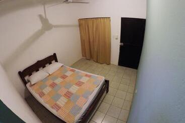 هتل Tsunami Hostel