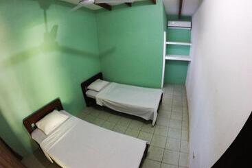 هتل Tsunami Hostel