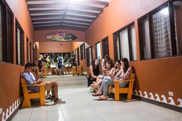هتل Tsunami Hostel