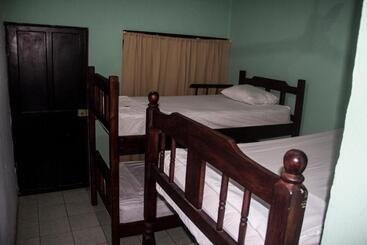 هتل Tsunami Hostel