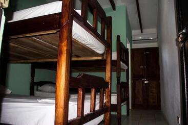 هتل Tsunami Hostel