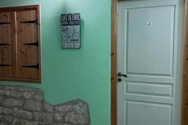 هتل Zouglas App Guesthouse
