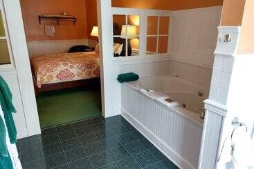 County Clare Irish Hotel & Pub