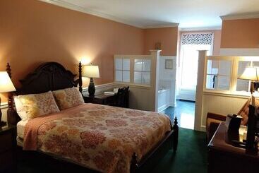 County Clare Irish Hotel & Pub