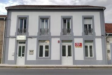 هتل Albergue Cruces De Iria   Hostel