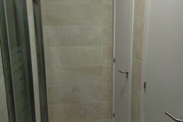 هتل Albergue Cruces De Iria   Hostel