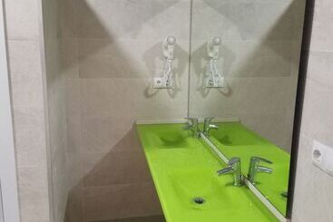 هتل Albergue Cruces De Iria   Hostel