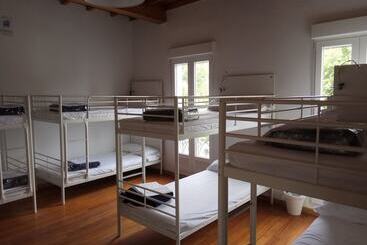 هتل Albergue Cruces De Iria   Hostel