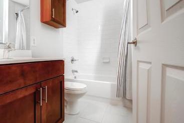هتل Global Luxury Suites Next To Providence Place Shopping Mall