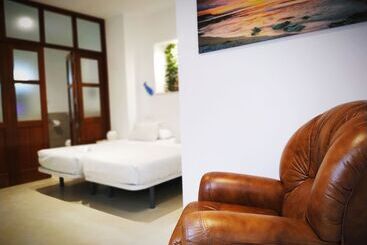هتل Hostal Casa Nautilus