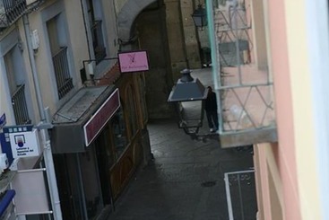 هتل Hostal Dona Juana