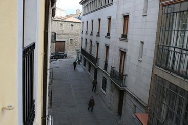 هتل Hostal Dona Juana