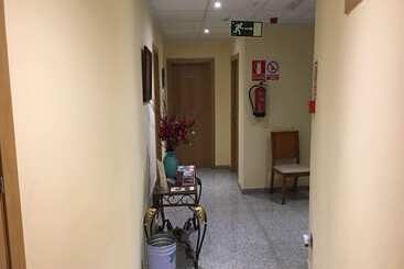 هتل Hostal Dona Juana