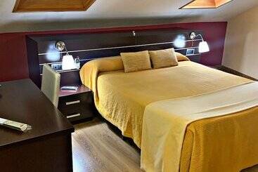 هتل Hostal Dona Juana