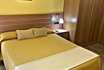 هتل Hostal Dona Juana
