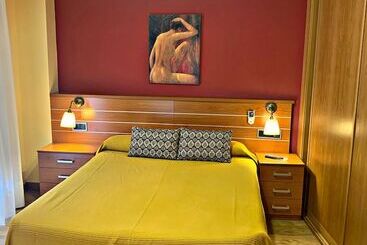 هتل Hostal Dona Juana
