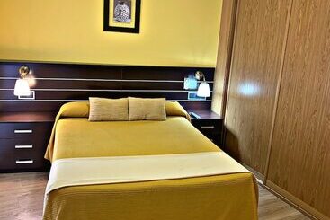 هتل Hostal Dona Juana