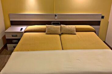 هتل Hostal Dona Juana