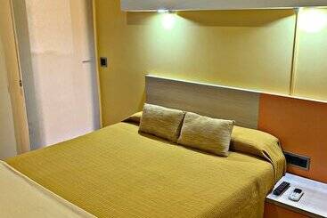 هتل Hostal Dona Juana