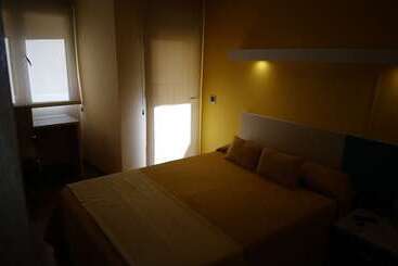 هتل Hostal Dona Juana