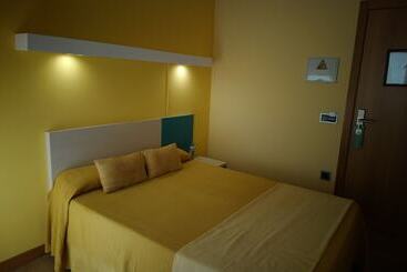 هتل Hostal Dona Juana