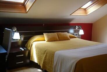 هتل Hostal Dona Juana