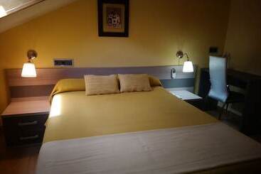 هتل Hostal Dona Juana